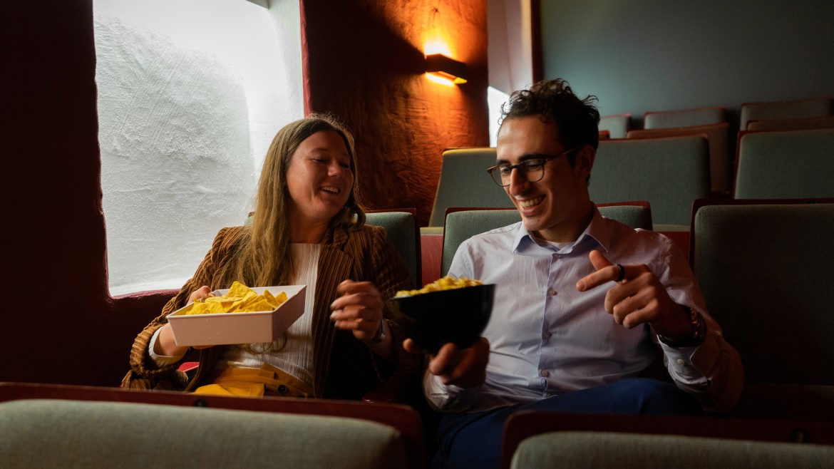 Die Mehrwegverpackung von CirCon (Foto: Mark Pfeiffer) Ein Mann und eine Frau essen Popcorn im Kino.
