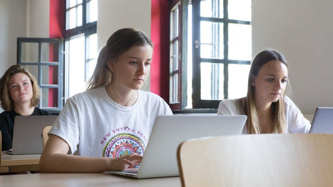 Update Einmalzahlung (Foto: Sigrid Reinichs) Studentinnen in Vorlesung vor Laptop