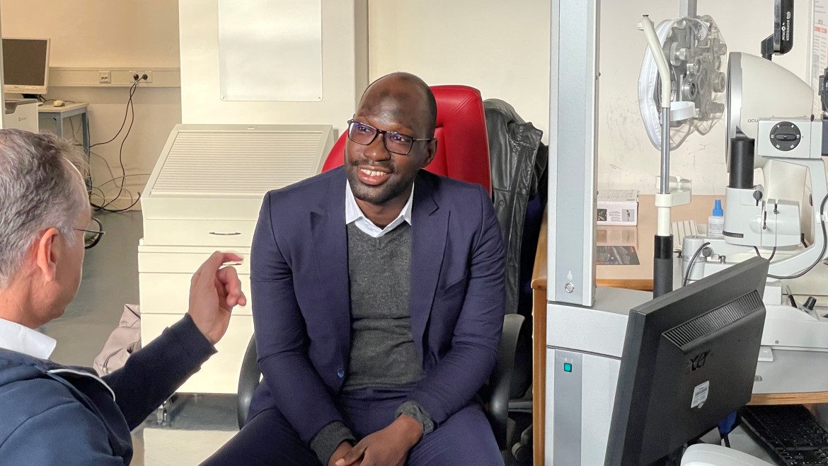 Akuffo und Eisenbarth im Gespräch (Foto: Christiane Taddigs-Hirsch) Akuffo und Eisenbarth besprechen sich vor einem Computer sitzend