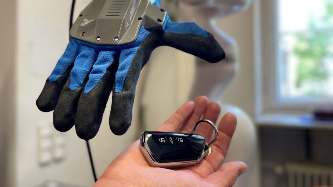 KI-Hand greift nach Autoschlüssel