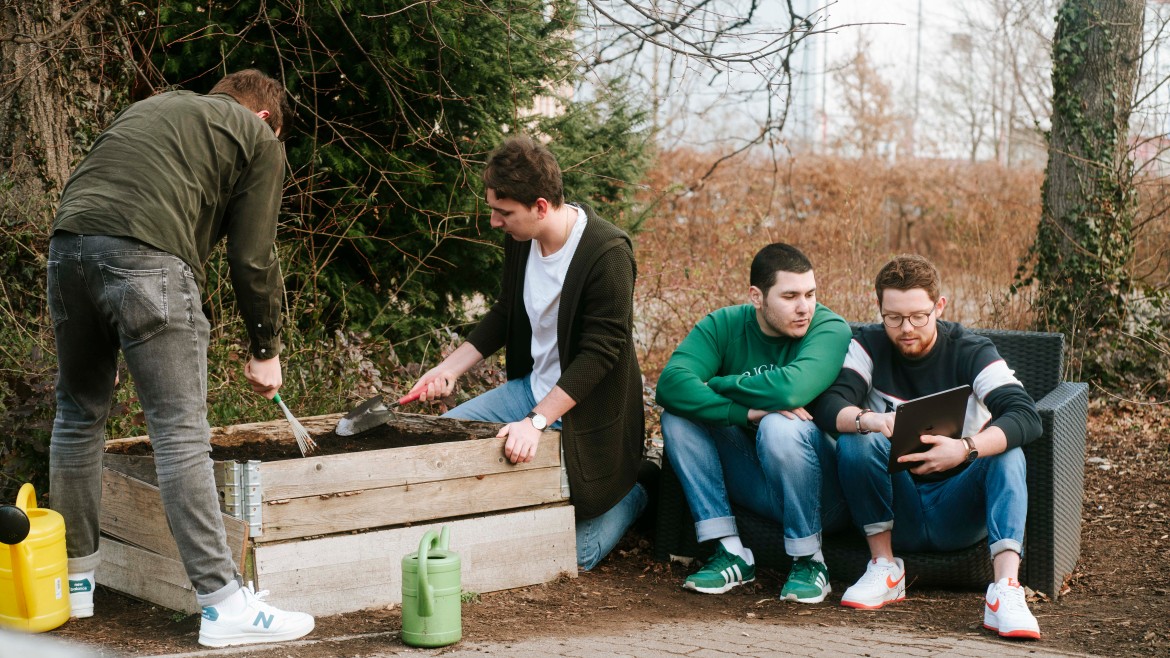 Die Studierenden der App (Foto: Johannes Lesser) Vier Studierende arbeiten mit Hilfe der App im Garten