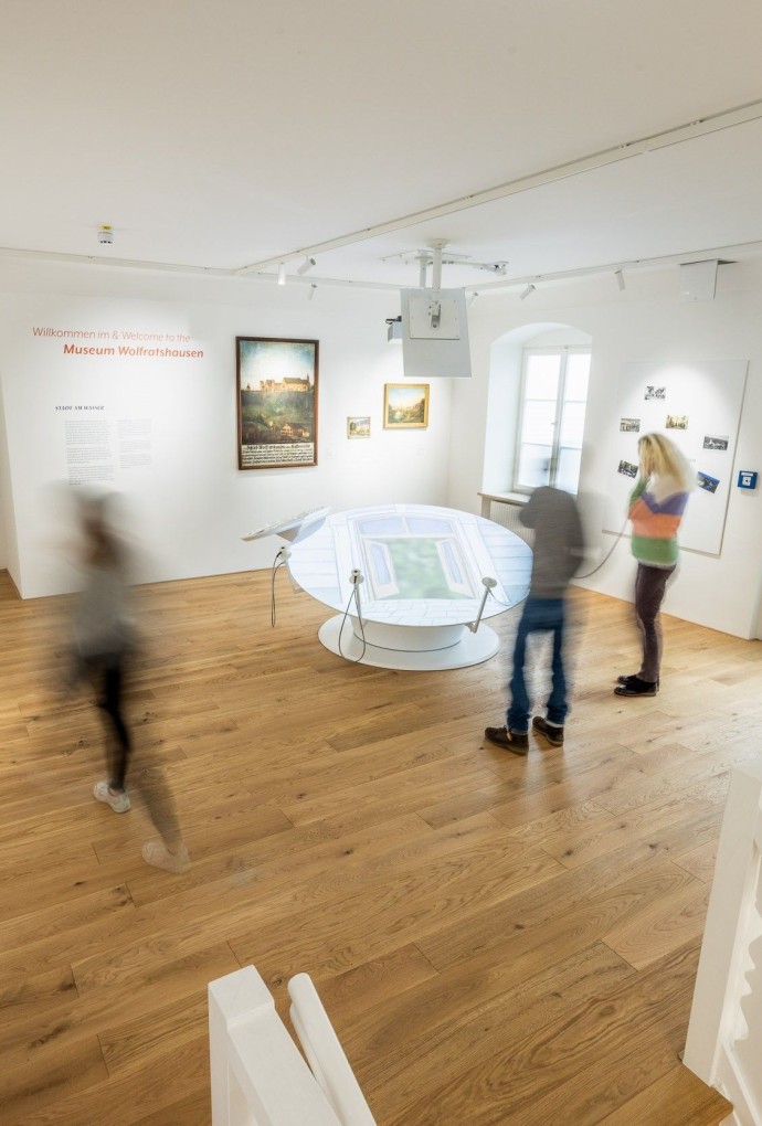 Menschen im Museum Wolfratshausen