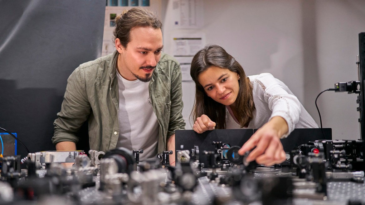 Das Forschungsteam bei der Arbeit (Foto: Julia Bergmeister) Zwei Studierende beugen sich über eine Apparatur