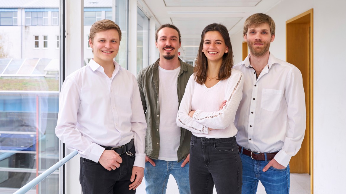 Das Team des Multiphoton-Labor (Foto: Julia Bergmeister) Die vier Studierenden posieren fürs Bild