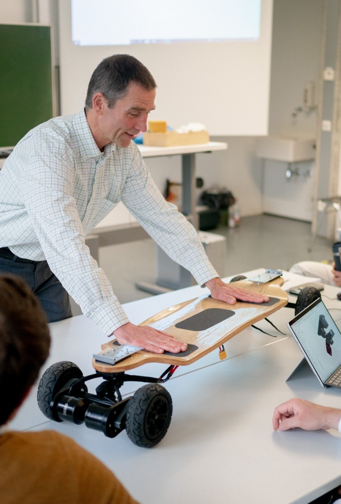 E-Longboard wird getestet ( Foto: Alexander Ratzing) E-Longboard wird getestet