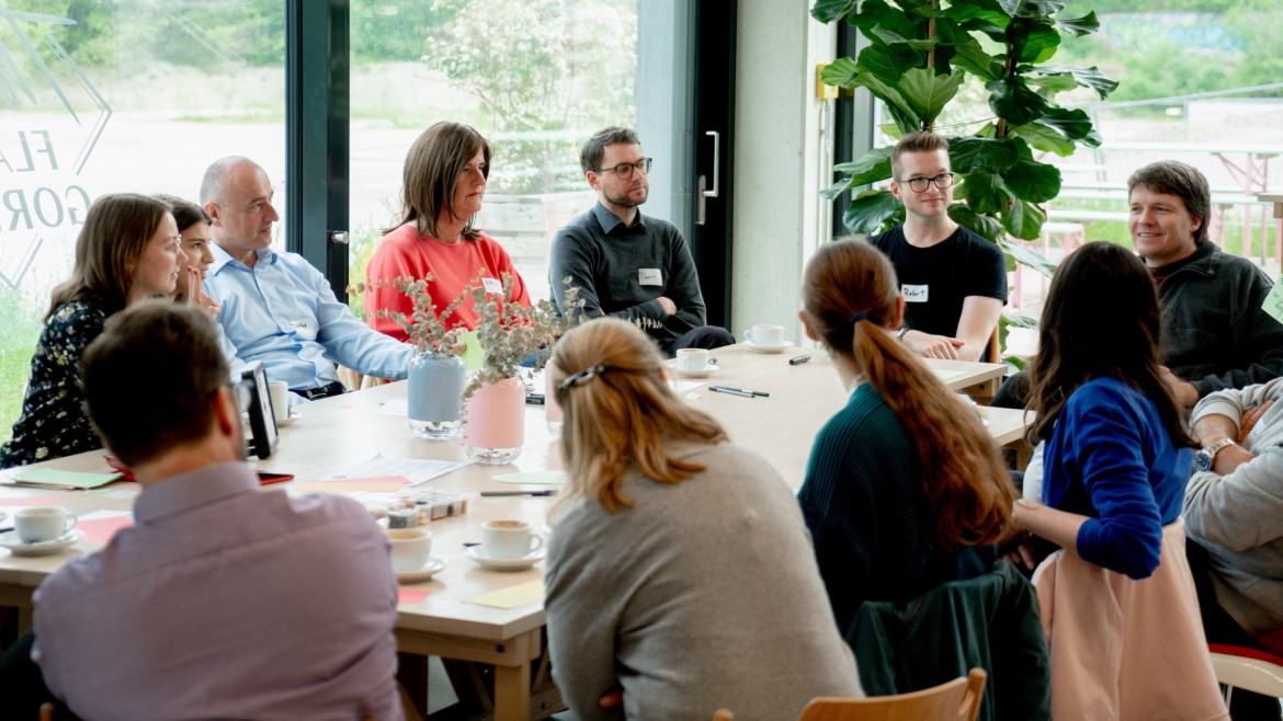 Gruppe beim Lean Coffee Lehre (Foto: Alexander Ratzing) Gruppe beim Lean Coffee Lehre