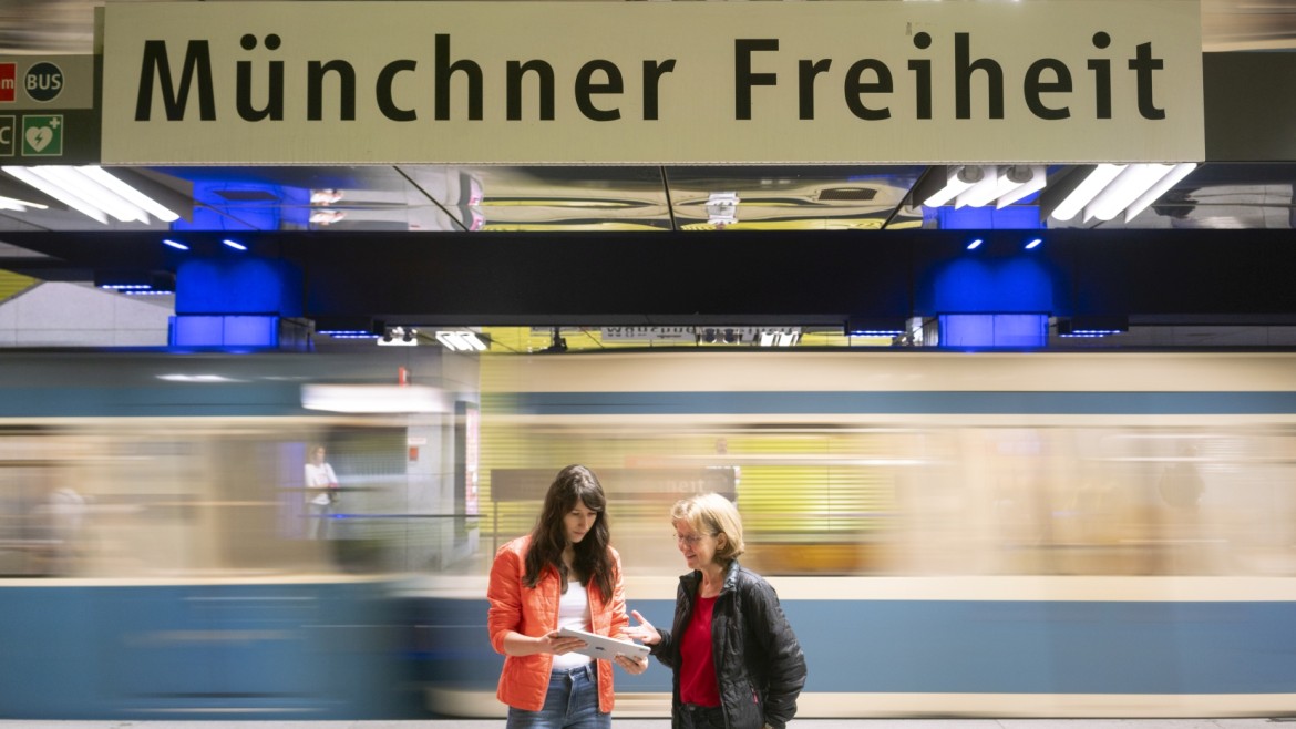 Bei der Umfrage (Foto: Johannes Lesser) Zwei weiblich gelesene Personen stehen an der U-bahn