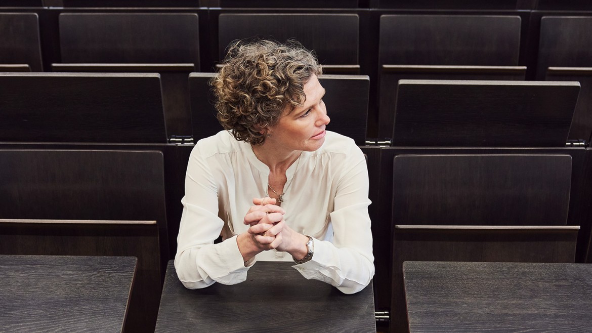 Prof. Dr. Elke Wolf im Hörsaal (Foto: Lisa Hantke) Elke Wolf in einem Hörsaal der HM