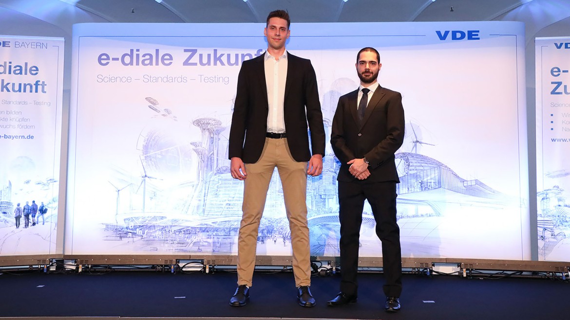 André Linguanotto und Pascal Seitter, haben den diesjährigen VDE Bayern Award für herausragende Leistung auf technisch-wissenschaftlichem Gebiet erhalten (Foto: Rita Modl / VDE) Die HM-Absolventen André Linguanotto und Pascal Seitter bei der Preisverleihung des diesjährigen VDE Bayern Award