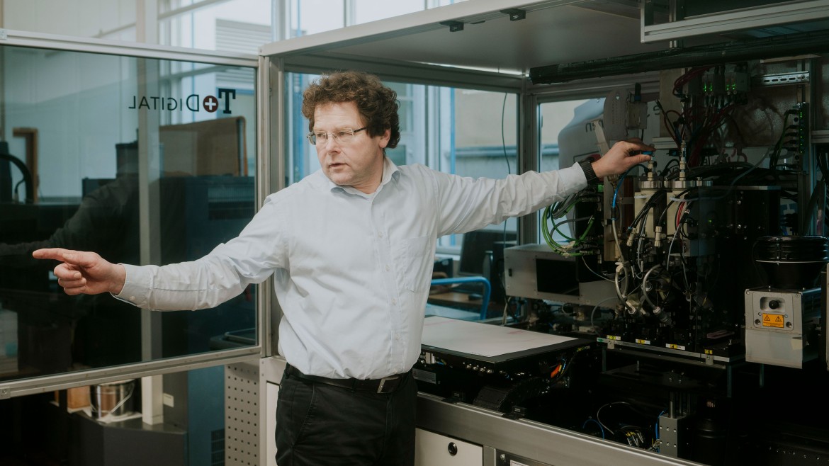 Professor Ulrich Moosheimer zeigt neue Möglichkeiten der Drucktechnologie