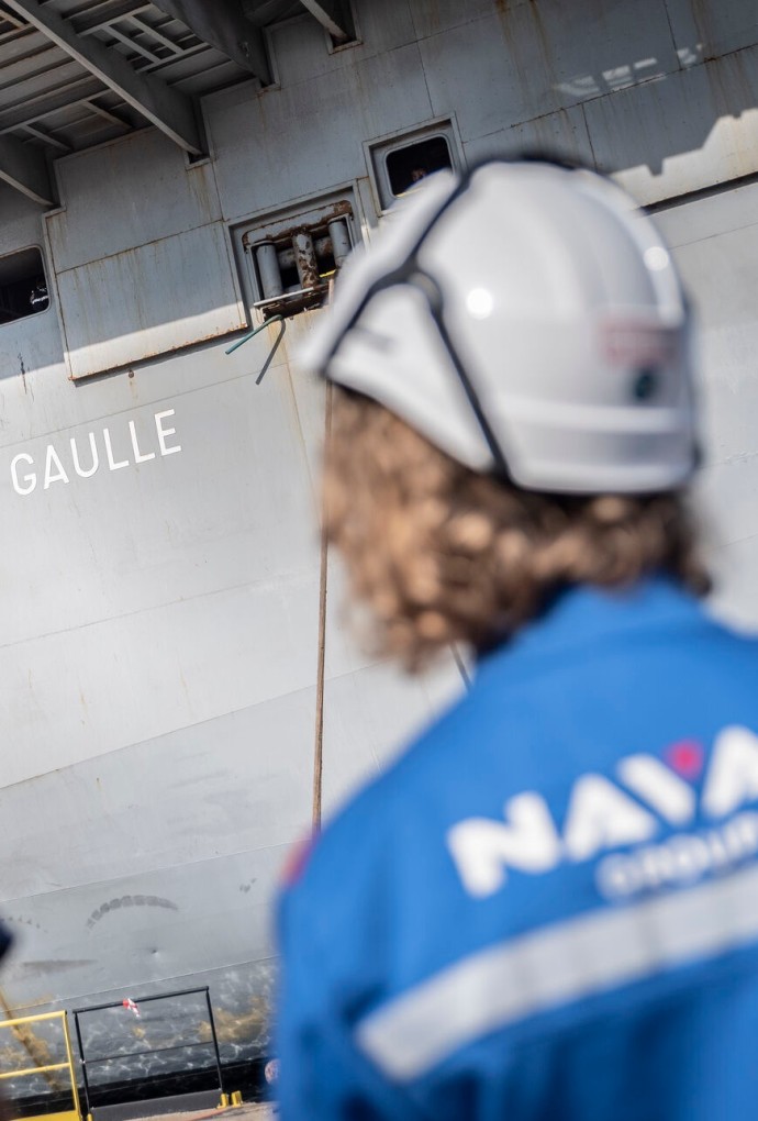 Louise Dreidemy während eines Praktikums bei Naval Group in Toulon: Wartung des Flugzeugträgers Charles de Gaulle