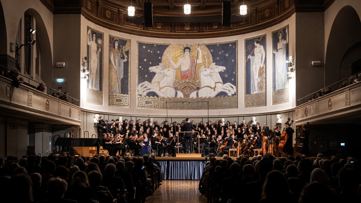 Konzertsaal mit Chor und Orchester (Foto: Johanna Weber) Konzertsaal mit Chor und Orchester