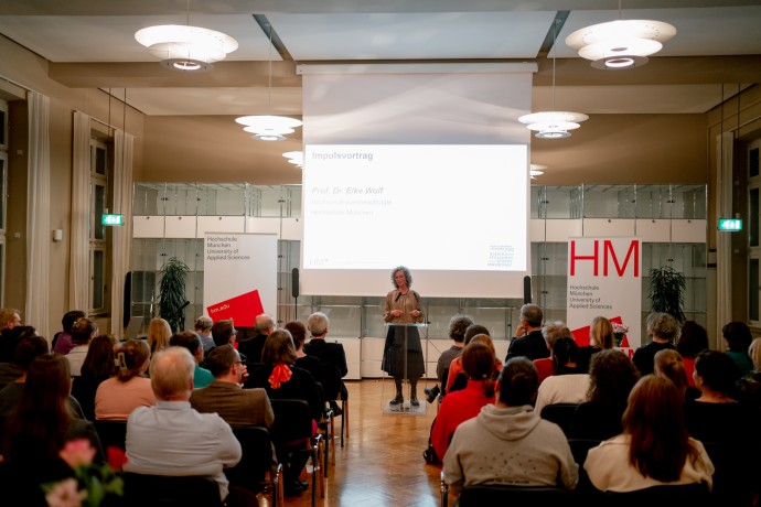 Prof. Dr. Elke Wolf spricht vor Publikum