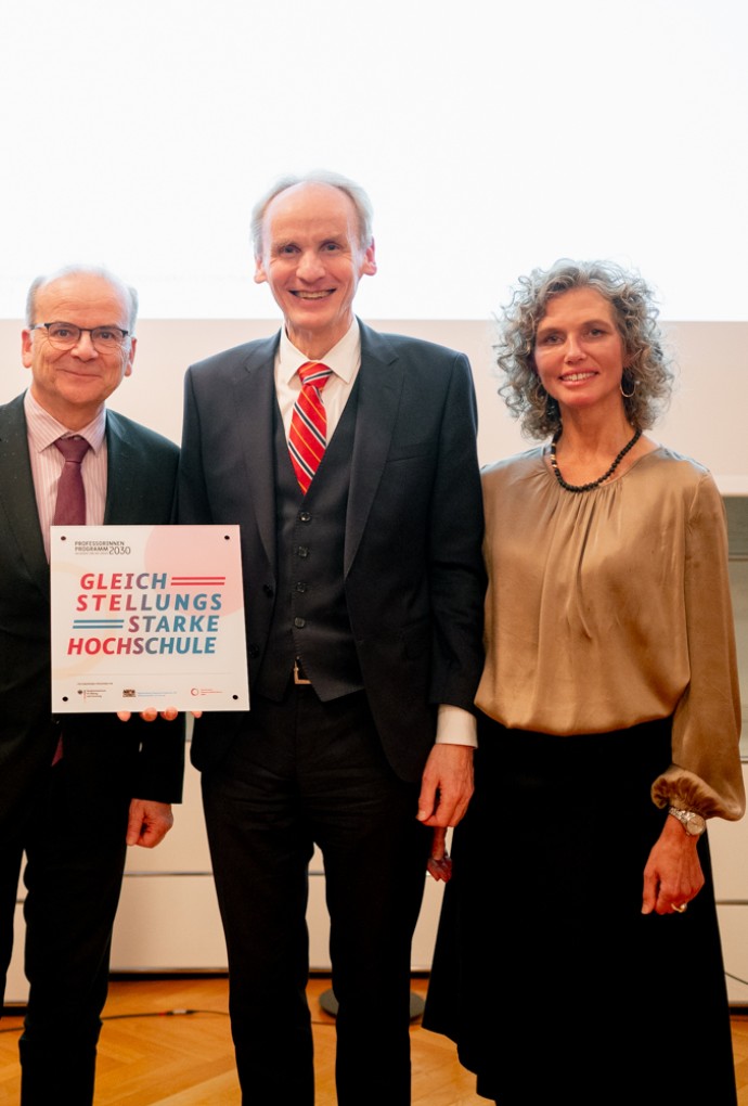 Das Prädikat „Gleichstellungsstarke Hochschule“ wird übergeben (v.l.n.r.): Ministerialrätin Dr. Annette Steinich, Leiterin des Referats Chancengleichheit und Vielfalt in Wissenschaft und Forschung des BMBF, Amtschef Dr. Rolf-Dieter Jungk vom StMWK, HM-Präsident Prof. Dr. Martin Leitner und HM-Hochschulfrauenbeauftragte Prof. Dr. Elke Wolf (