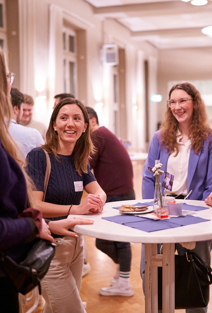 TalentE-Alumni-Event Teilnehmende am Tisch 2025