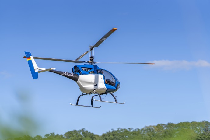 Hubschrauber über Baumkronen (Foto: Marcel Mende) Hubschrauber über Baumkronen