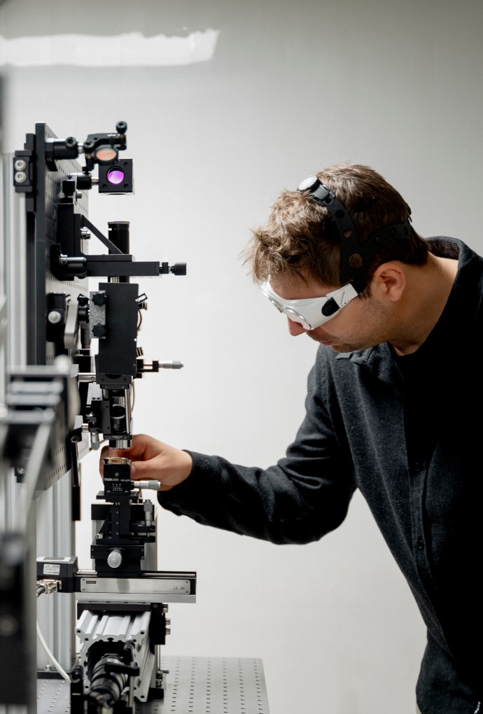 Wissenschaftler im Laser-Labor
