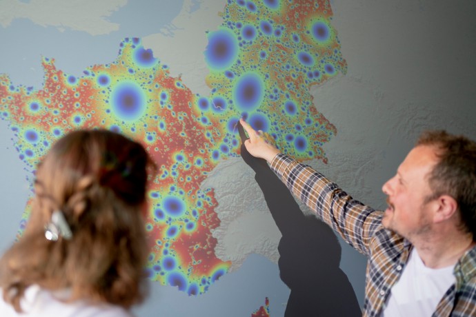 Wissenschaftlerinnen und Wissenschaftler betrachten eine Karte von Frankreich und Deutschland (Foto: Alexander Ratzing) Wissenschaftlerinnen und Wissenschaftler betrachten eine Karte von Frankreich und Deutschland