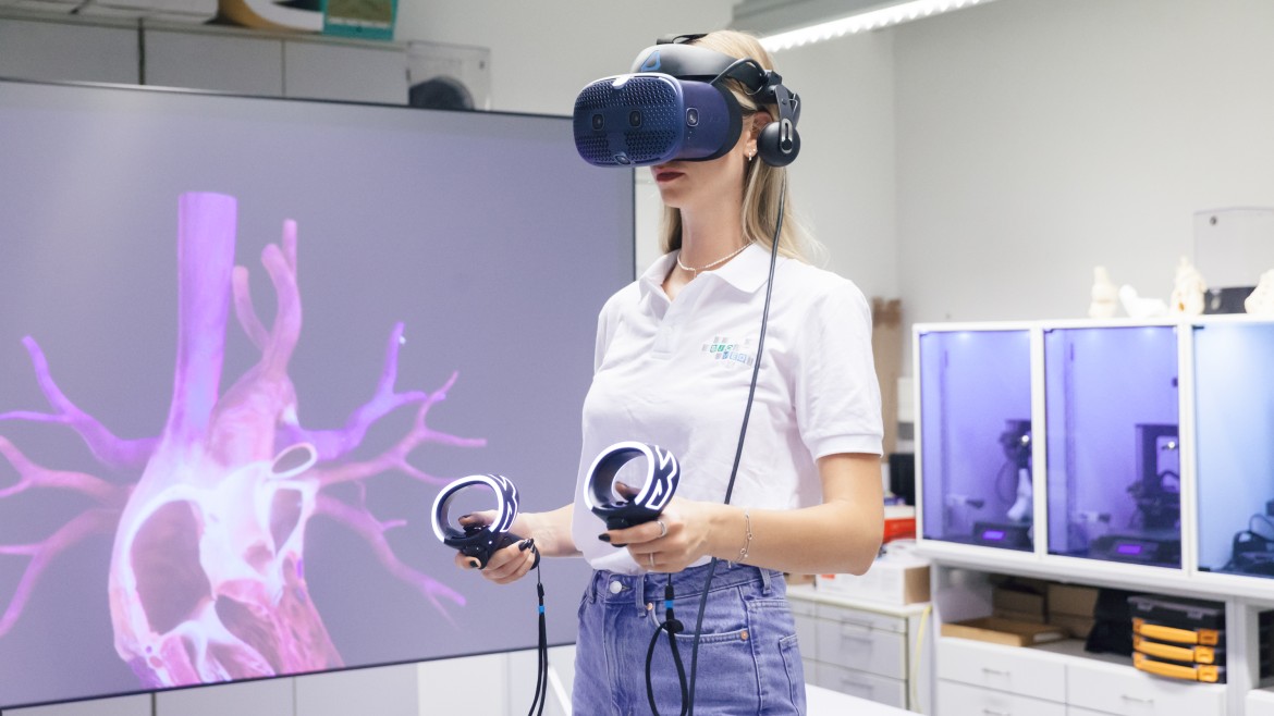 Studentin wird mit VR-Brille in Bereichen Gesundheit und Pflege weitergebildet