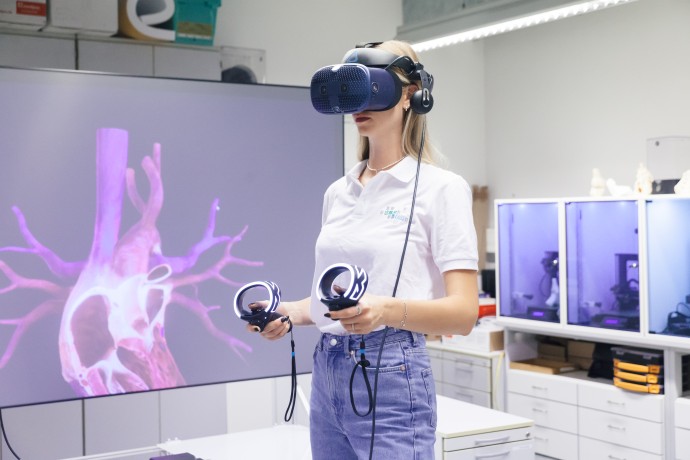 Studentin wird mit VR-Brille in Bereichen Gesundheit und Pflege weitergebildet