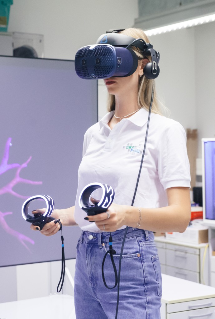 Studentin wird mit VR-Brille in Bereichen Gesundheit und Pflege weitergebildet