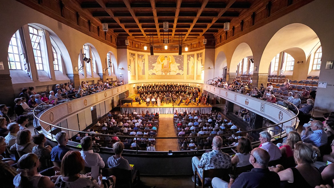 Zwei Schöpfungsgeschichten in einer: Chor und Symphonieorchester der Hochschule München führen Joseph Haydn und Christoph Enzel in der großen Aula der LMU auf