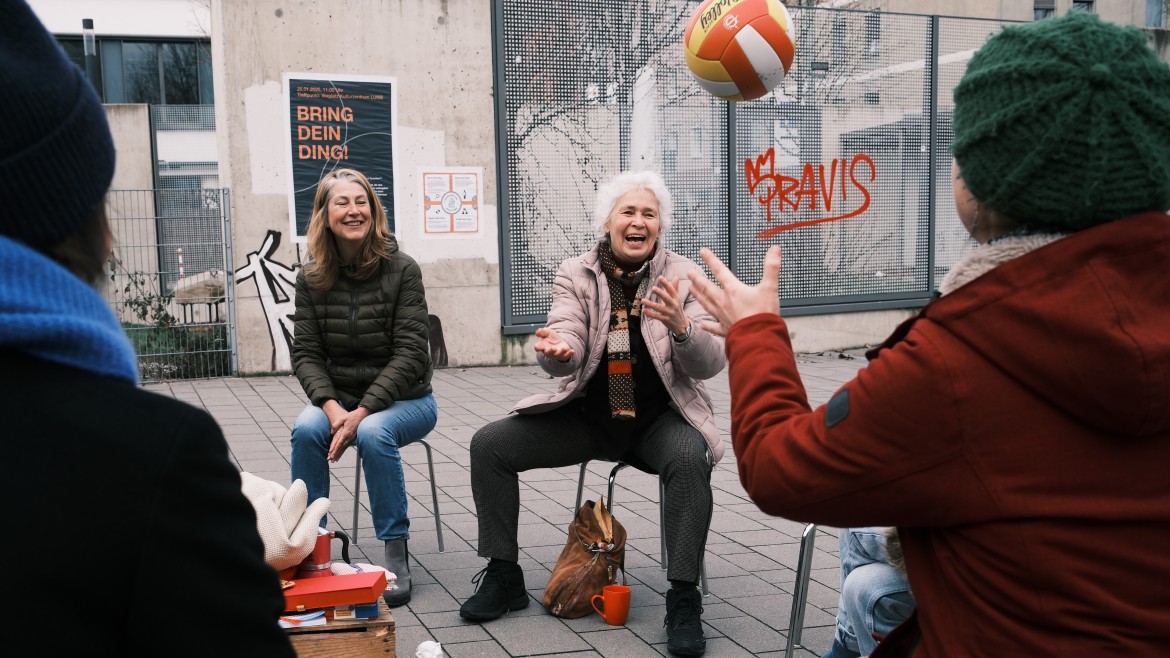 Frau wirft einer Person einen Ball zu (Foto: Eva Friedrichs) Frau wirft einer Person einen Ball zu