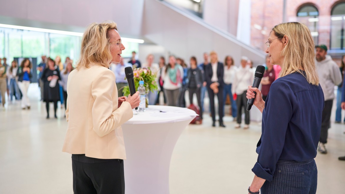 Monika Landgraf, Direktorin Unternehmenskommunikation der Fraunhofer-Gesellschaft, (links) und HM-Professorin Anke van Kempen (Foto: Julia Bergmeister) Monika Landgraf, Direktorin Unternehmenskommunikation der Fraunhofer-Gesellschaft und HM-Professorin Anke van Kempen