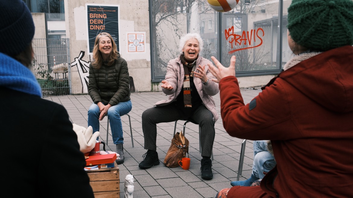 Bring dein Ding (Foto: Eva Friedrichs) Frau wirft einer Person einen Ball zu