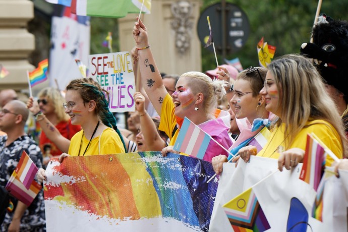 Pride und Demokratie (Foto: Surprising_Media, pixabay) Menschen auf einer Pride Parade