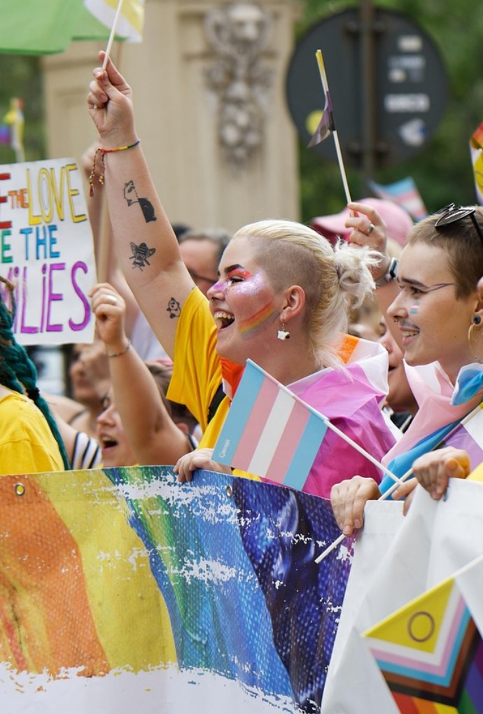 Menschen auf einer Pride Parade
