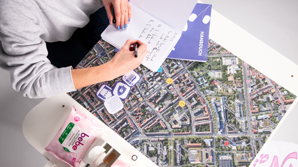 Auf einem Tisch liegen ein Stadtplan und Kosmetikprodukte (Bild: Jana Köstler) Auf einem Tisch liegen ein Stadtplan und Kosmetikprodukte