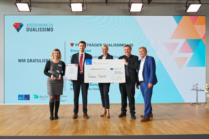 HM-Student Simon Feist wurde für seine Leistungen ausgezeichnet (Julia Bergmeister) HM-Student Simon Feist wurde für seine Leistungen ausgezeichnet