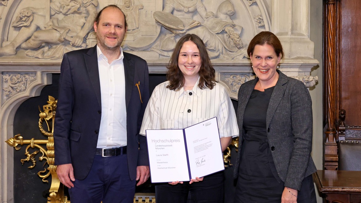 Hochschulpreis 2025: HM-Absolventin Laura Steffl ausgezeichnet für nachhaltige Masterarbeit im Straßenbau (Michael Nagy / Presseamt München) HM-Absolventin Laura Steffl erhält den Hochschulpreis der Stadt München 2025 für ihre Masterarbeit zum klimafreundlichen Straßenbau – zusammen mit HM-Professor Thorsten Stengel und Bürgermeisterin Verena Dietl.