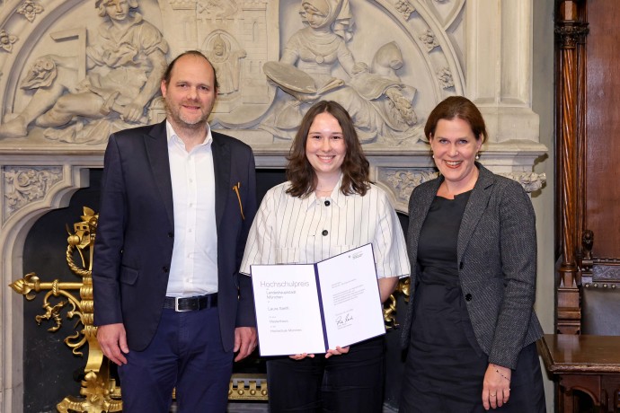 Hochschulpreis 2025: HM-Absolventin Laura Steffl ausgezeichnet für nachhaltige Masterarbeit im Straßenbau (Michael Nagy / Presseamt München) HM-Absolventin Laura Steffl erhält den Hochschulpreis der Stadt München 2025 für ihre Masterarbeit zum klimafreundlichen Straßenbau – zusammen mit HM-Professor Thorsten Stengel und Bürgermeisterin Verena Dietl.