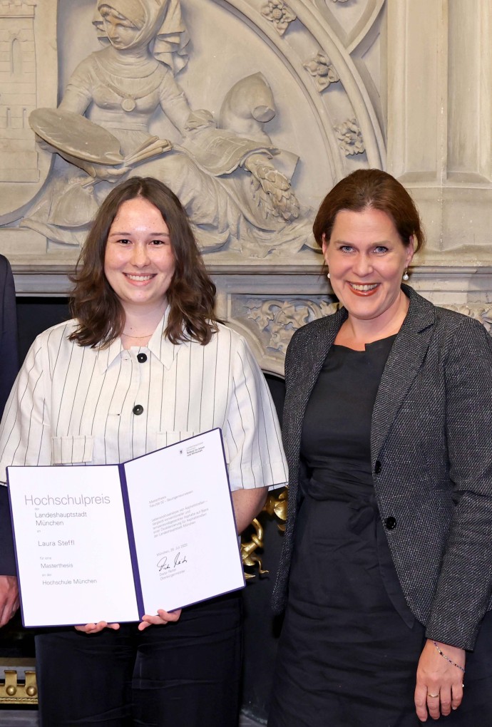 HM-Absolventin Laura Steffl erhält den Hochschulpreis der Stadt München 2025 für ihre Masterarbeit zum klimafreundlichen Straßenbau – zusammen mit HM-Professor Thorsten Stengel und Bürgermeisterin Verena Dietl.