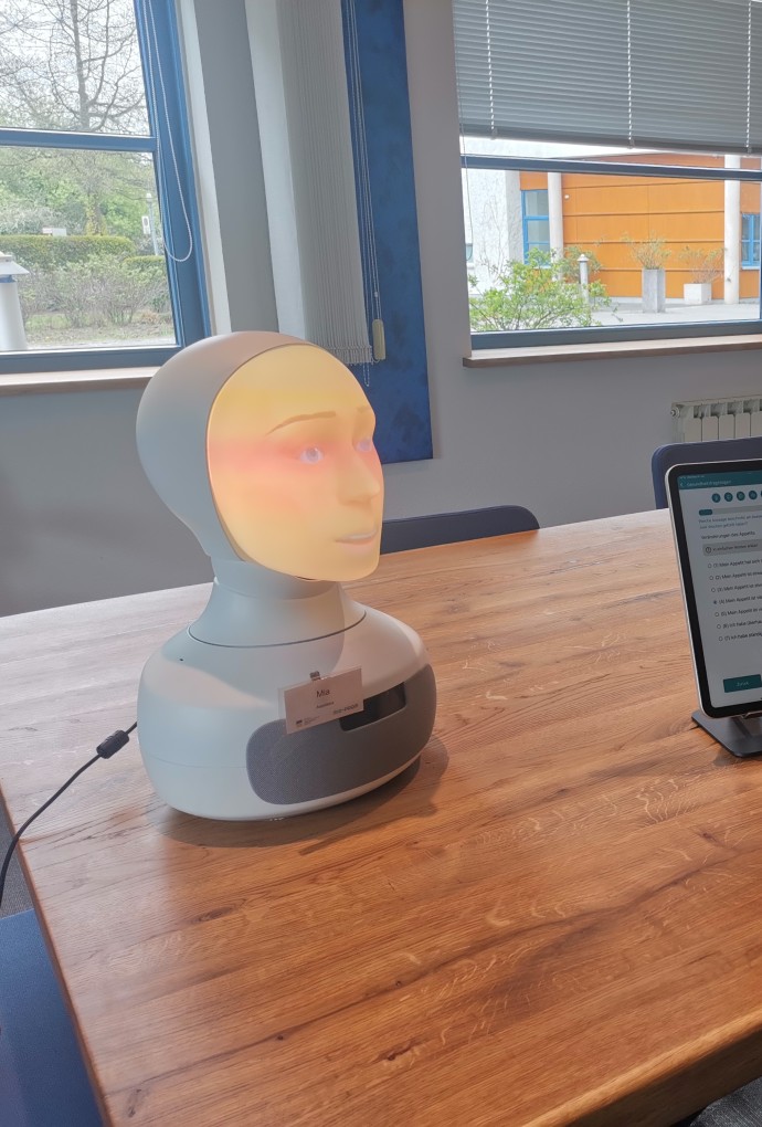 Ein Mensch unterhält sich mit dem Kopf eines Roboters