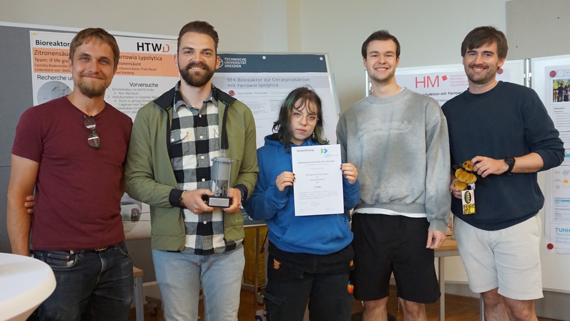 Studierende mit Urkunde und Pokal (Foto: TU Dresden) Studierende mit Urkunde und Pokal