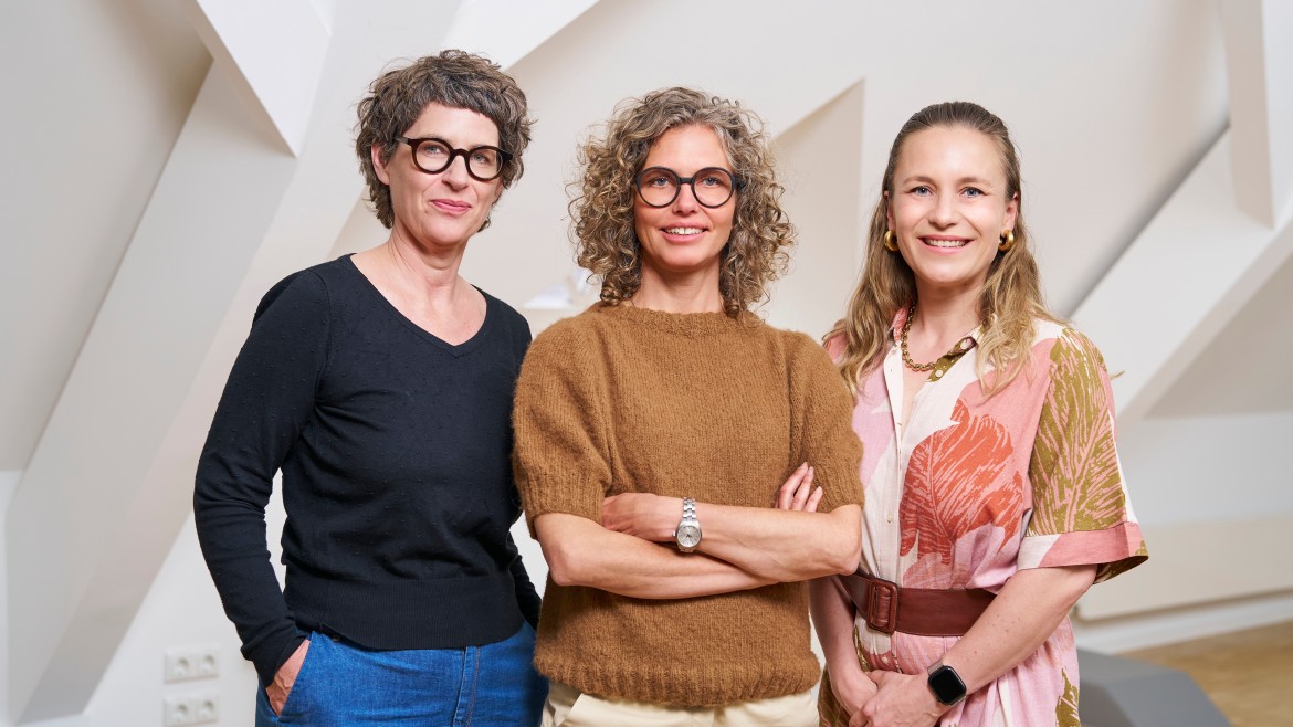 Die drei Frauenbeauftragte der Hochschule München stehen nebeneinander und blicken freundlich in die Kamera. (Foto: Julia Bergmeister) Die drei Frauenbeauftragte der Hochschule München stehen nebeneinander und blicken freundlich in die Kamera.