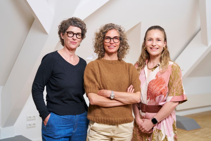 Die drei Frauenbeauftragte der Hochschule München stehen nebeneinander und blicken freundlich in die Kamera. (Foto: Julia Bergmeister) Die drei Frauenbeauftragte der Hochschule München stehen nebeneinander und blicken freundlich in die Kamera.