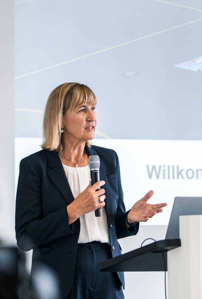 Prof. Sonja Munz begrüßt Gäste