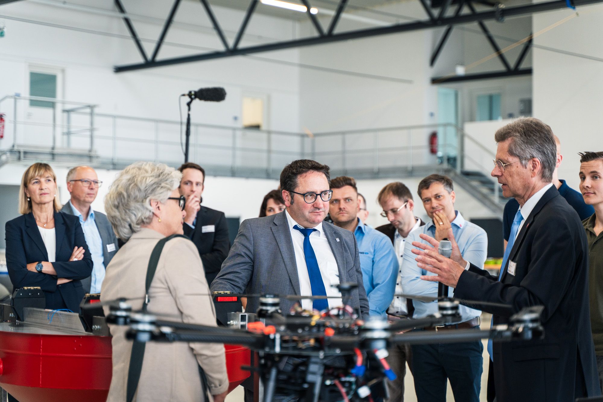 Wirtschaftsstaatssekretär Tobias Gotthardt im Aerospace Flight Test Center