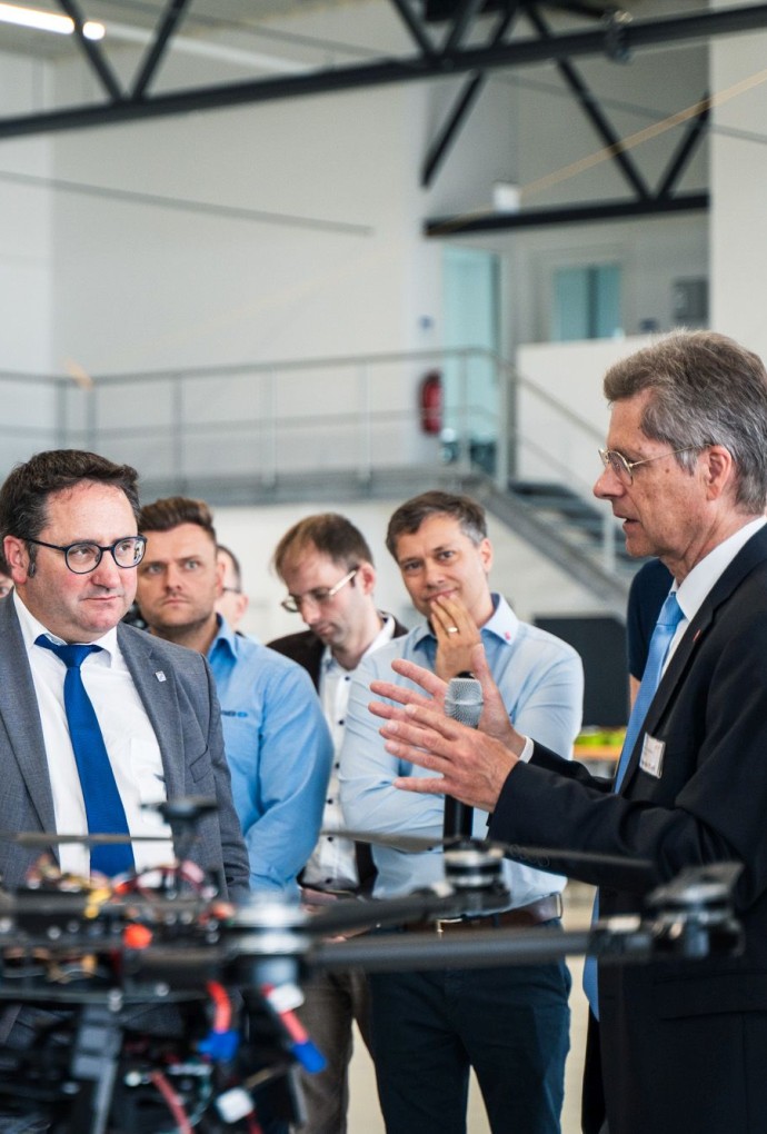 Wirtschaftsstaatssekretär Tobias Gotthardt im Aerospace Flight Test Center