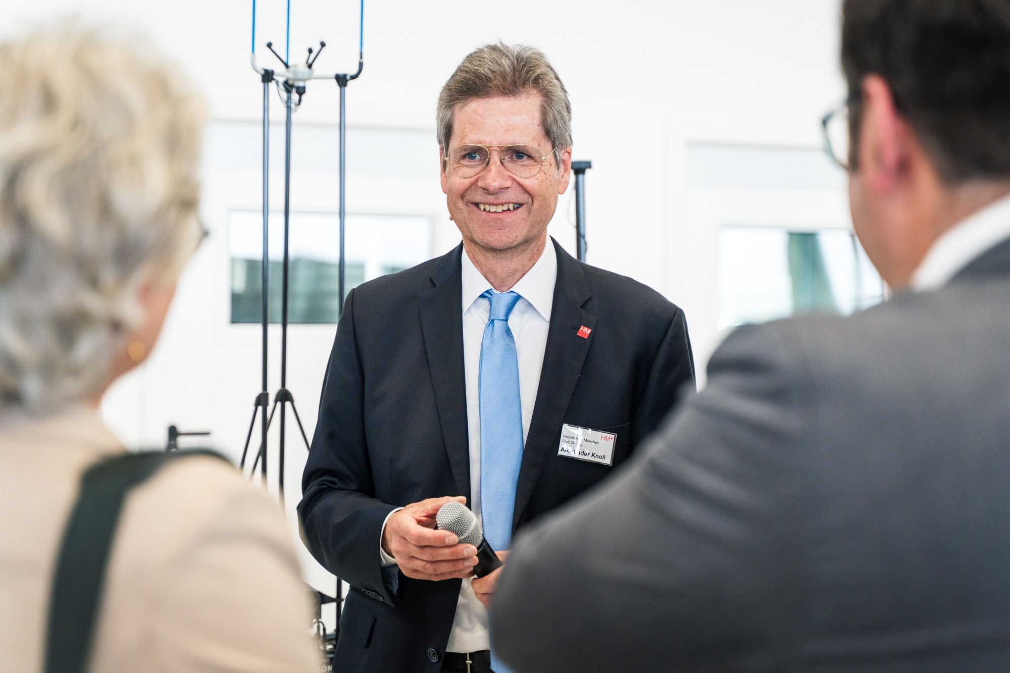 HM-Professor Alexander Knoll führt Gäste durch Aerospace Flight Test Center