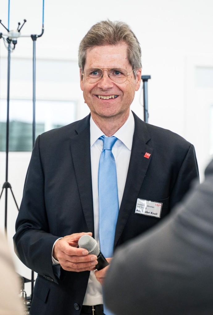 HM-Professor Alexander Knoll führt Gäste durch Aerospace Flight Test Center