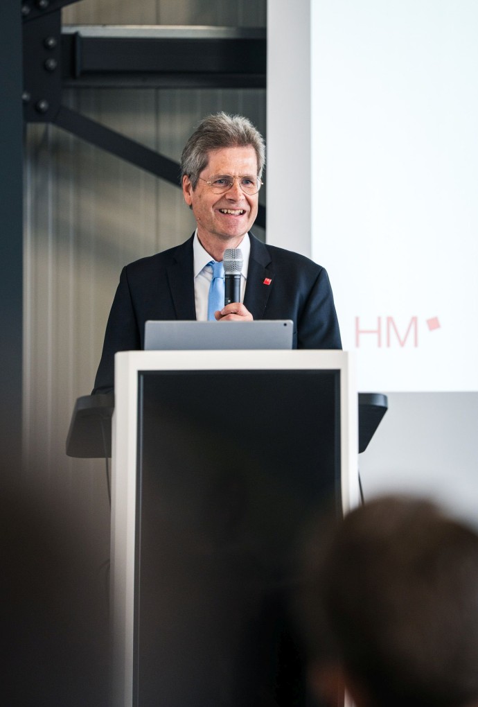 HM-Professor Alexander Knoll begrüßt Gäste im Aerospace Flight Test Center