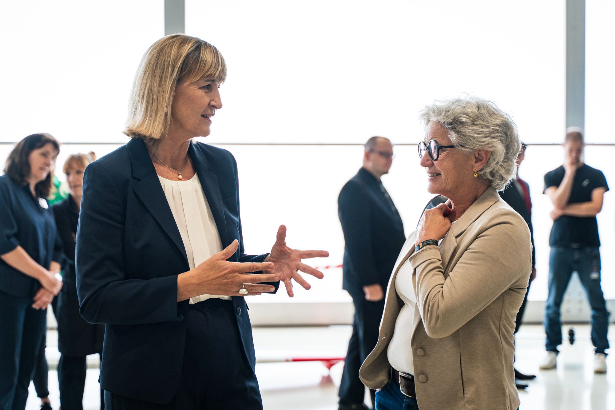 HM-Vizepräsidentin für Forschung Sonja Munz im Aerospace Flight Test Center