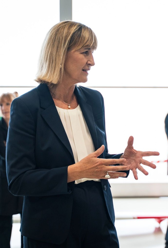 HM-Vizepräsidentin für Forschung Sonja Munz im Aerospace Flight Test Center