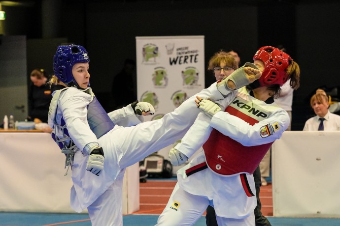 HM-Studentin Esmeralda Husovic beim Taekwondo Training