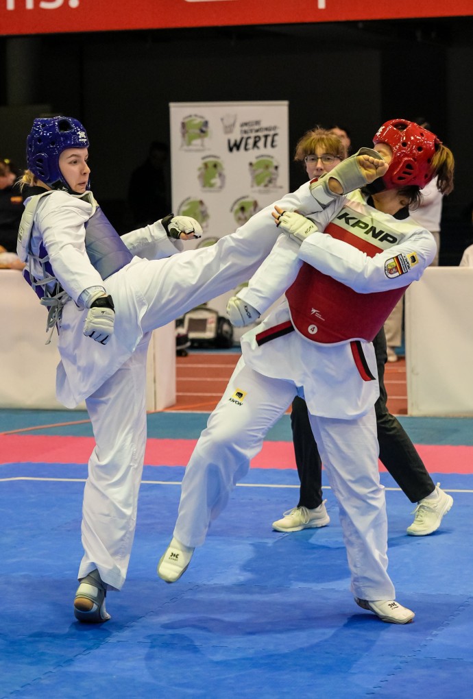 HM-Studentin Esmeralda Husovic beim Taekwondo Training